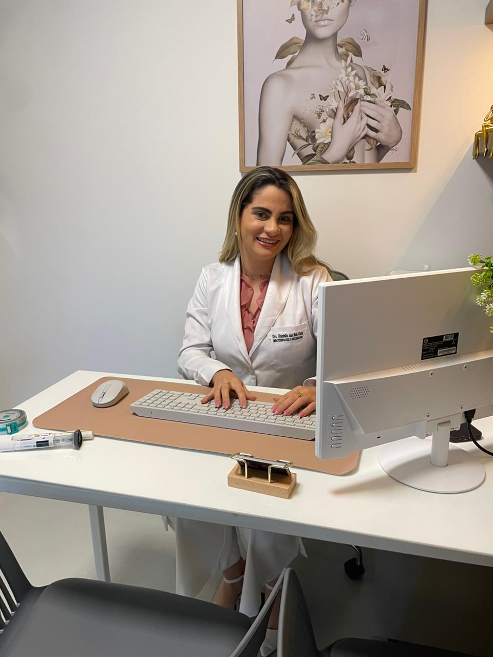 Dra. Grazielle Reis em seu consultório